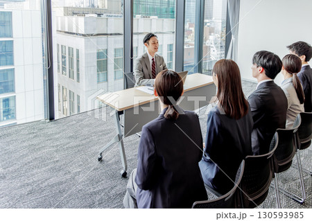 グループ面接　集団面接 130593985