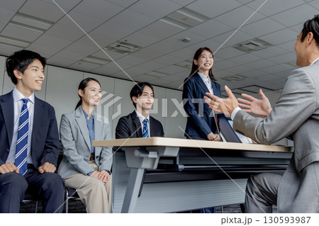 グループ面接　集団面接 130593987