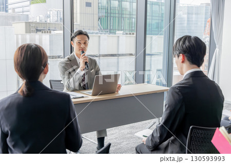 会見で話す男性 130593993
