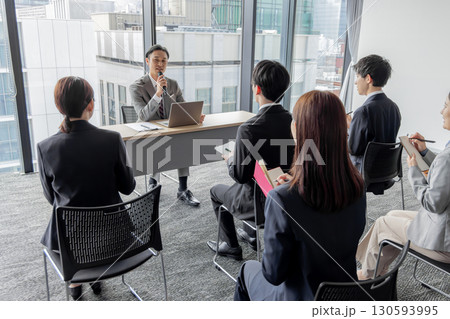 会見で話す男性 130593995