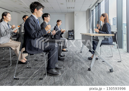 会見で話す女性 130593996