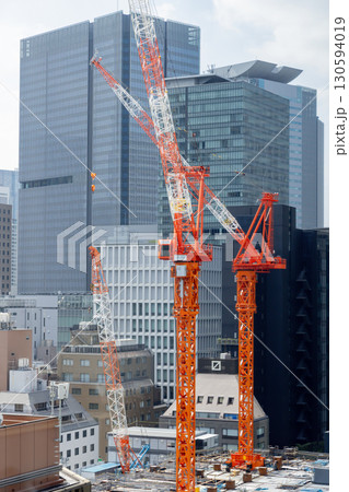 ビルの建設現場　タワークレーン 130594019