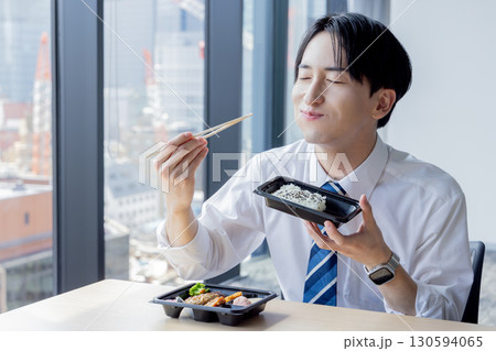 会議室でお弁当を食べるビジネスマン 会議室でお弁当を食べるビジネスマン 130594065
