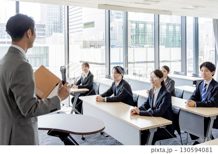 セミナーに参加するビジネスマン男女 セミナーに参加するビジネスマン男女 130594081
