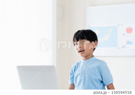 パソコンの前で授業を受ける男の子 130594558
