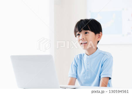 パソコンの前で授業を受ける男の子 パソコンの前で授業を受ける男の子 130594561