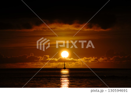 <五島の風景>夜明けの海から登る太陽 <五島の風景>夜明けの海から登る太陽 130594691
