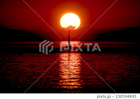 ＜五島の風景＞夜明けの海から登る太陽 130594693