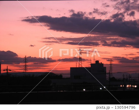 秋の日にオレンジ色の雲に包まれる新田庁舎の夕暮れ(2018.9.28) 輝かしい未来 130594796