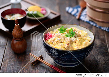 ふわとろ卵と鶏肉の親子丼　和食定食や飲食店メニュー・広告素材に使える料理写真 130594797