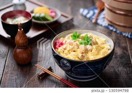 ふわとろ卵と鶏肉の親子丼　和食定食や飲食店メニュー・広告素材に使える料理写真 130594798