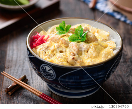 ふわとろ卵と鶏肉の親子丼　和食定食や飲食店メニュー・広告素材に使える料理写真 130594799