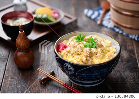ふわとろ卵と鶏肉の親子丼　和食定食や飲食店メニュー・広告素材に使える料理写真 130594800