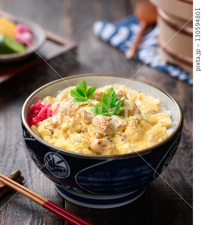 ふわとろ卵と鶏肉の親子丼 和食定食や飲食店メニュー・広告素材に使える料理写真 ふわとろ卵と鶏肉の親子丼 和食定食や飲食店メニュー・広告素材に使える料理写真 130594801