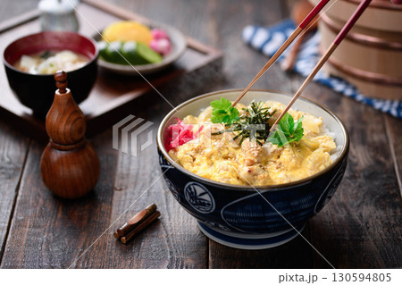 ふわとろ卵と鶏肉の親子丼 和食定食や飲食店メニュー・広告素材に使える料理写真 ふわとろ卵と鶏肉の親子丼 和食定食や飲食店メニュー・広告素材に使える料理写真 130594805