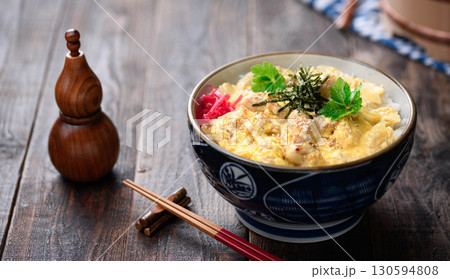 ふわとろ卵と鶏肉の親子丼 和食定食や飲食店メニュー・広告素材に使える料理写真 ふわとろ卵と鶏肉の親子丼 和食定食や飲食店メニュー・広告素材に使える料理写真 130594808