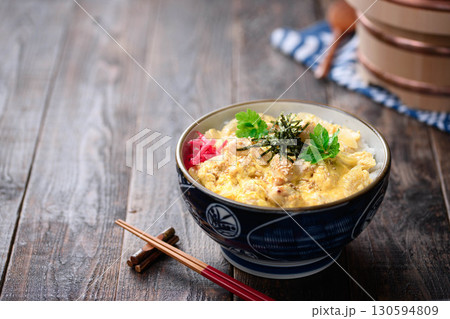 ふわとろ卵と鶏肉の親子丼　和食定食や飲食店メニュー・広告素材に使える料理写真 130594809