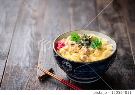 ふわとろ卵と鶏肉の親子丼　和食定食や飲食店メニュー・広告素材に使える料理写真 130594811