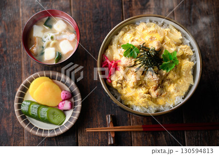 ふわとろ卵と鶏肉の親子丼　和食定食や飲食店メニュー・広告素材に使える料理写真 130594813