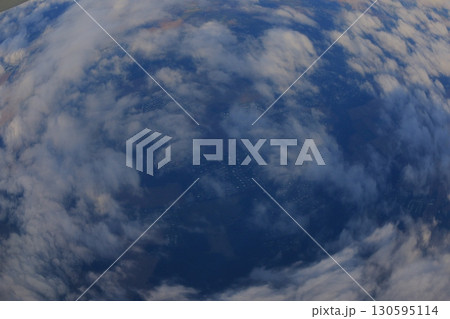 雲の中に広がる青空 130595114