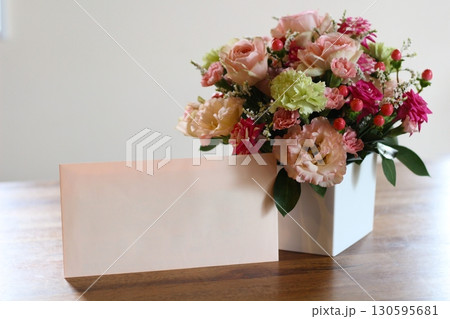アレンジメント 花束 華やかな花束 ピンク ピンクの封筒 アレンジメント 花束 華やかな花束 ピンク ピンクの封筒 130595681