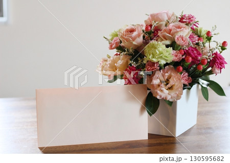 アレンジメント　花束　華やかな花束　ピンク　ピンクの封筒 130595682