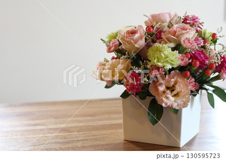 アレンジメント　花束　華やかな花束　ピンク　フラワーアレンジメント　 130595723