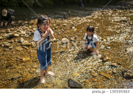 川遊びを楽しむ姉妹の夏休み 130595983