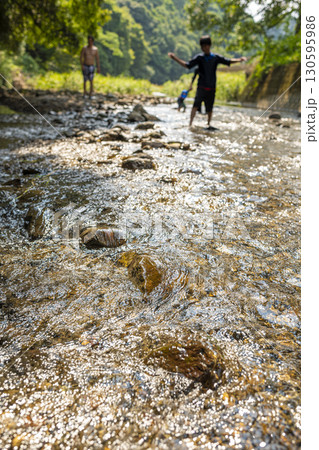 夏の日差しに輝く清流の川面 130595986