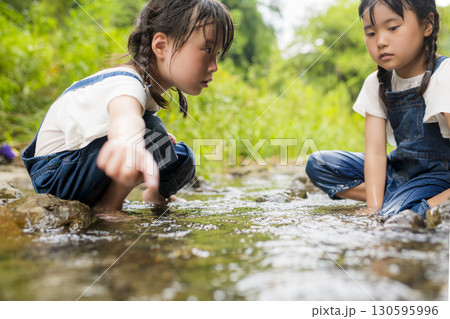 川遊びを楽しむ姉妹の夏休み 川遊びを楽しむ姉妹の夏休み 130595996