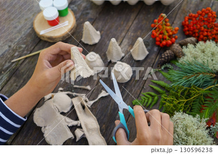 Step-by-step instructions on how to make autumn mushrooms from a cardboard egg carton. 130596238