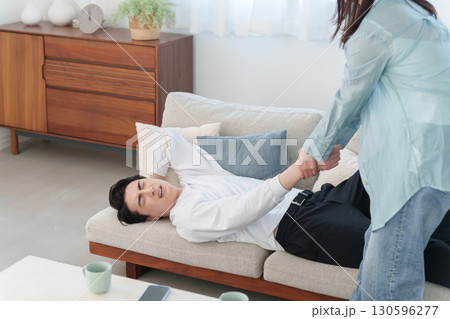 休日にだらける夫と起こす妻 130596277