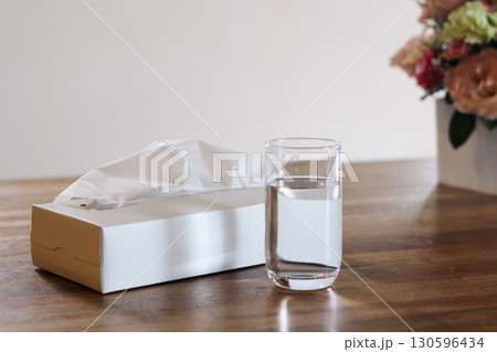 テッシュペーパーと水の入ったコップ　アレンジメント　花 130596434