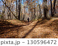 落ち葉に覆われた山道を散策 130596472