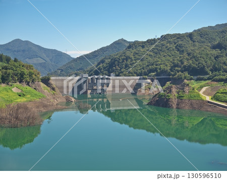 渇水のため大幅に水位が低下した八ッ場ダムダム湖 渇水のため大幅に水位が低下した八ッ場ダムダム湖 130596510