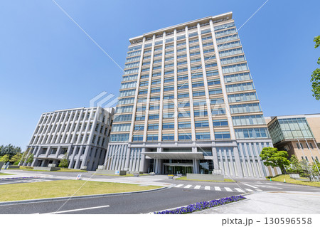 栃木県宇都宮市　晴天の栃木県庁 130596558