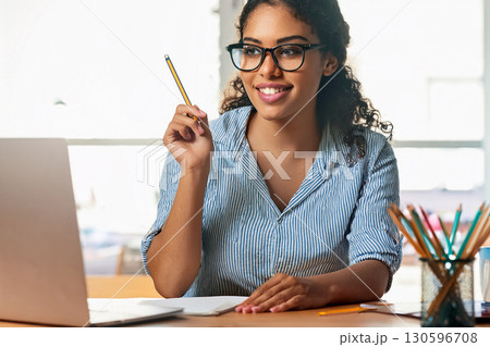 勉強を教えている女性 130596708