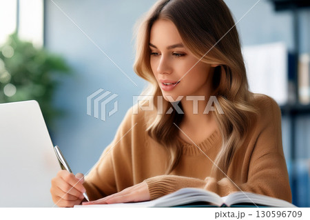 勉強を教えている女性 勉強を教えている女性 130596709