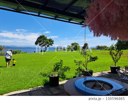 テラスから見る芝生 130596865