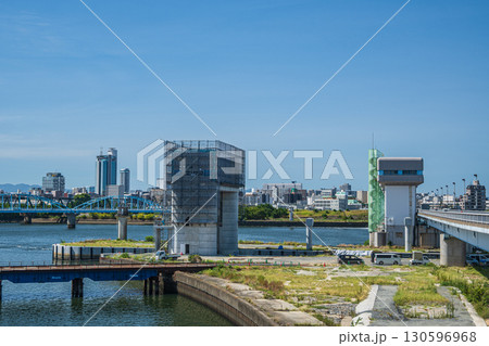 閘門設備工事中の淀川大堰　大阪市 130596968