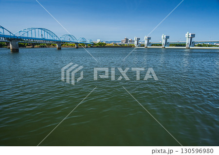 淀川大堰と水管橋　大阪市 130596980