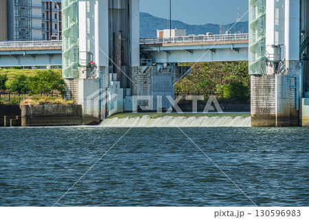 淀川大堰から流れ落ちる水 大阪市 淀川大堰から流れ落ちる水 大阪市 130596983