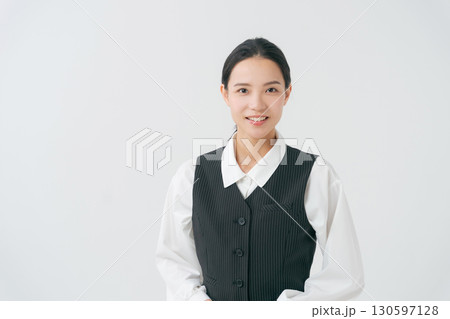 事務服を着た女性のポートレート 130597128