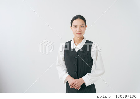 事務服を着た女性のポートレート 事務服を着た女性のポートレート 130597130