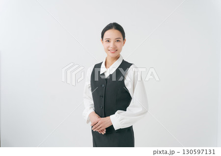 事務服を着た女性のポートレート 130597131