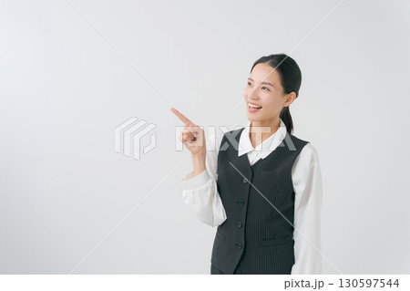 事務服を着た女性のポートレート 130597544