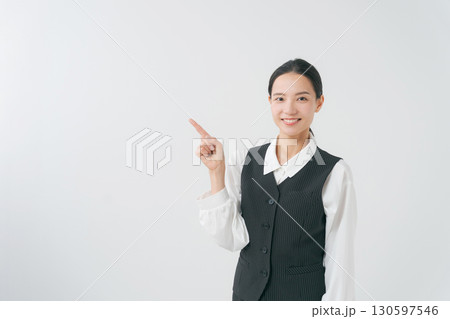 事務服を着た女性のポートレート 130597546