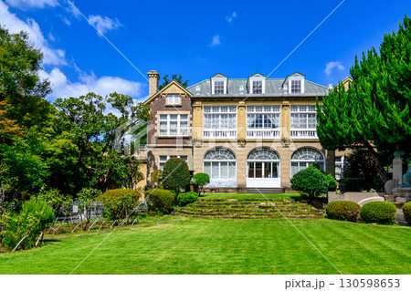 東京都　文京区音羽　鳩山会館　洋館　中庭からの風景 130598653