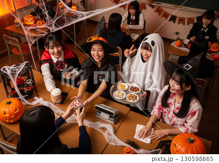 高校生女子4人組が文化祭の教室に作ったハロウィンで仮装しながらハロウィンパーティーを楽しんでるところ 高校生女子4人組が文化祭の教室に作ったハロウィンで仮装しながらハロウィンパーティーを楽しんでるところ 130598665