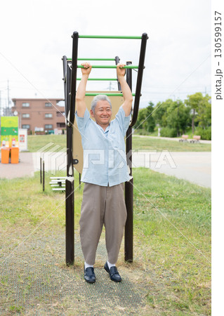 公園で運動するシニア男性 130599157